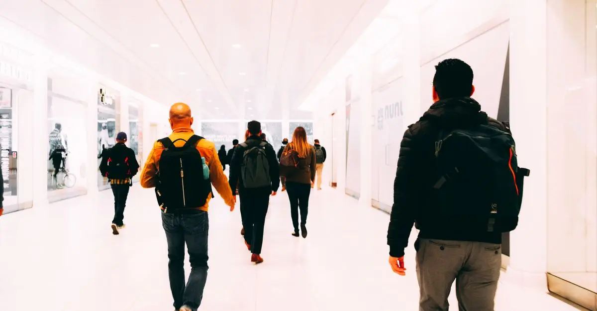 10 Essential Tips for Navigating Holiday Travel Plans